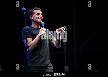 Alghero, Italien. 03. Aug. 2023. Angelo Pintus während Angelo Pintus - Bau, italienischer Künstler Live Music Show in Alghero, Italien, August 03 2023 Kredit: Independent Photo Agency/Alamy Live News Stockfoto