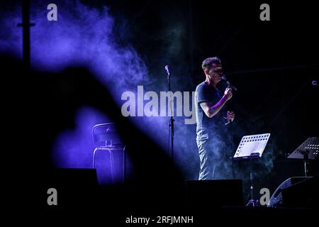 Alghero, Italien. 03. Aug. 2023. Angelo Pintus während Angelo Pintus - Bau, italienischer Künstler Live Music Show in Alghero, Italien, August 03 2023 Kredit: Independent Photo Agency/Alamy Live News Stockfoto