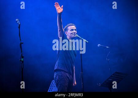 Alghero, Italien. 03. Aug. 2023. Angelo Pintus während Angelo Pintus - Bau, italienischer Künstler Live Music Show in Alghero, Italien, August 03 2023 Kredit: Independent Photo Agency/Alamy Live News Stockfoto