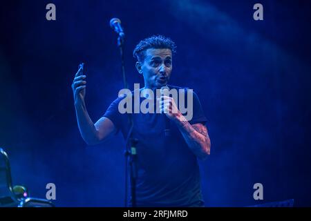 Alghero, Italien. 03. Aug. 2023. Angelo Pintus während Angelo Pintus - Bau, italienischer Künstler Live Music Show in Alghero, Italien, August 03 2023 Kredit: Independent Photo Agency/Alamy Live News Stockfoto