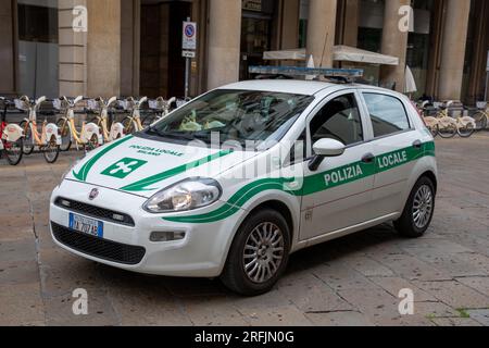 Mailand , Italien - 08 02 2023 : Polizia Locale di milano Logo-Marke und Textschild auf fiat punto Polizei örtliches italienisches Patrouillenfahrzeug Stockfoto