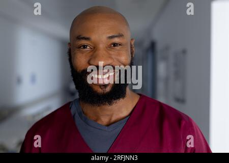 Porträt eines afroamerikanischen Arztes, der im Flur des Krankenhauses Peelings trägt Stockfoto