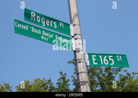 New York, USA. 02. Juni 2023. Ein Straßenabschnitt in der New Yorker Bronx, nachdem er in „Cornell „Black Benjie“ Benjamin Way“ umbenannt wurde. (An dpa: „Aus der New Yorker Bronx in die ganze Welt: Hip-Hop wird 50“) Kredit: Christina Horsten/dpa/Alamy Live News Stockfoto