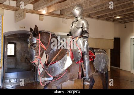 Cavalier à cheval en armure dans le Musée de la guerre au Moyen Âge du château fort de Castelnaud, Dordogne, Périgord, Nouvelle Aquitaine, Frankreich, Eur Stockfoto