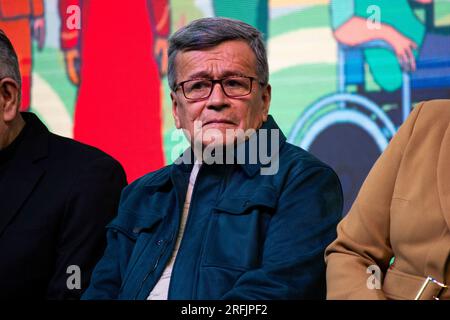 Bogota, Kolumbien. 03. Aug. 2023. Der Führer der Nationalen Befreiungsarmee Israel Ramirez, auch bekannt als "Pablo Beltran", wurde anlässlich einer Zeremonie zur Einleitung eines sechsmonatigen Waffenstillstands im Rahmen eines Prozesses zur Einleitung eines dauerhaften Friedens zwischen dem ELN und der Regierung am 3. August 2023 in Bogota, Kolumbien, gefeiert. Foto von: Chepa Beltran/Long Visual Press Kredit: Long Visual Press/Alamy Live News Stockfoto