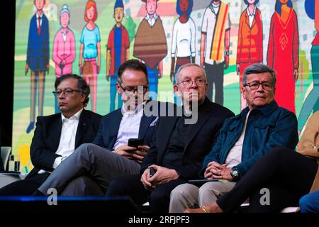 Bogota, Kolumbien. 03. Aug. 2023. (Von links nach rechts) Kolumbiens Präsident Gustavo Petro, Carlos Ruiz Massieu, Sonderbeauftragter der Vereinten Nationen Generalsekretär, Monsignore Hector Henao, und Führer der Nationalen Befreiungsarmee Israel Ramirez, auch bekannt als "Pablo Beltran", während einer Zeremonie zur Einleitung eines sechsmonatigen Waffenstillstands im Rahmen eines Prozesses zur Einleitung eines dauerhaften Friedens zwischen dem ELN und der Regierung in Bogota, Kolumbien am 3. August 2023. Foto von: Chepa Beltran/Long Visual Press Credit: Long Visual Press/Alamy Live News Stockfoto