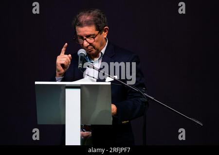 Bogota, Kolumbien. 03. Aug. 2023. Jose Felix Lafaurie, Präsident von Fedegan, spricht während einer Zeremonie, um einen sechsmonatigen Waffenstillstand als Teil eines Prozesses zu beginnen, der am 3. August 2023 in Bogota, Kolumbien, zu einem dauerhaften Frieden zwischen dem ELN und der Regierung führt. Foto von: Chepa Beltran/Long Visual Press Credit: Long Visual Press/Alamy Live News Stockfoto