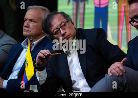 Bogota, Kolumbien. 03. Aug. 2023. Kolumbianischer Präsident Gustavo Petro anlässlich einer Zeremonie zur Einleitung eines sechsmonatigen Waffenstillstands als Teil eines Prozesses zur Einleitung eines dauerhaften Friedens zwischen dem ELN und der Regierung am 3. August 2023 in Bogota, Kolumbien. Foto von: Chepa Beltran/Long Visual Press Credit: Long Visual Press/Alamy Live News Stockfoto