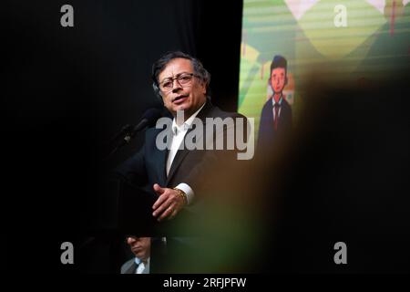 Bogota, Kolumbien. 03. Aug. 2023. Kolumbianischer Präsident Gustavo Petro anlässlich einer Zeremonie zur Einleitung eines sechsmonatigen Waffenstillstands als Teil eines Prozesses zur Einleitung eines dauerhaften Friedens zwischen dem ELN und der Regierung am 3. August 2023 in Bogota, Kolumbien. Foto von: Chepa Beltran/Long Visual Press Credit: Long Visual Press/Alamy Live News Stockfoto