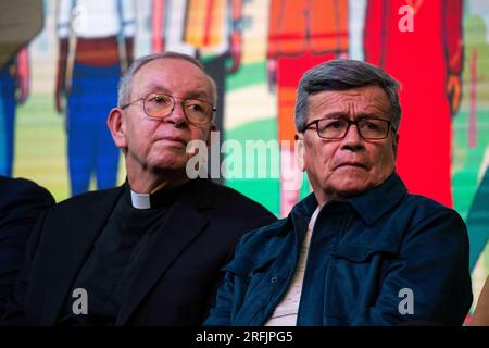 Bogota, Kolumbien. 03. Aug. 2023. Monsignor Hector Henao (L) und Führer der Nationalen Befreiungsarmee Israel Ramirez, alias 'Pablo Beltran' (R) während einer Zeremonie zur Einleitung eines sechsmonatigen Waffenstillstands im Rahmen eines Prozesses zur Einleitung eines dauerhaften Friedens zwischen dem ELN und der Regierung in Bogota, Kolumbien am 3. August 2023. Kredit: Lange Visuelle Presse/Alamy Live News Stockfoto