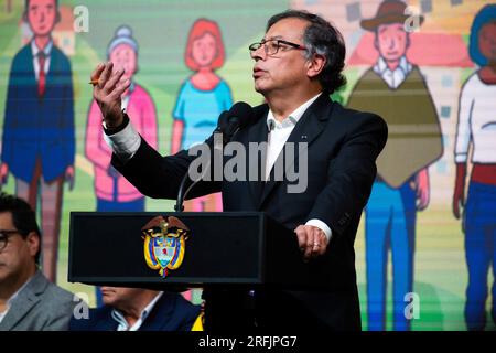 Bogota, Kolumbien. 03. Aug. 2023. Kolumbianischer Präsident Gustavo Petro anlässlich einer Zeremonie zur Einleitung eines sechsmonatigen Waffenstillstands als Teil eines Prozesses zur Einleitung eines dauerhaften Friedens zwischen dem ELN und der Regierung am 3. August 2023 in Bogota, Kolumbien. Foto von: Chepa Beltran/Long Visual Press Credit: Long Visual Press/Alamy Live News Stockfoto