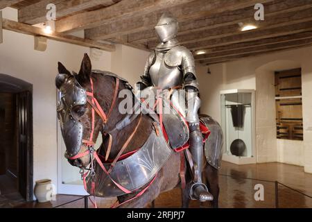 Cavalier à cheval en armure dans le Musée de la guerre au Moyen Âge du château fort de Castelnaud, Dordogne, Périgord, Nouvelle Aquitaine, Frankreich, Eur Stockfoto