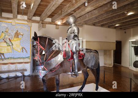 Cavalier à cheval en armure dans le Musée de la guerre au Moyen Âge du château fort de Castelnaud, Dordogne, Périgord, Nouvelle Aquitaine, Frankreich, Eur Stockfoto