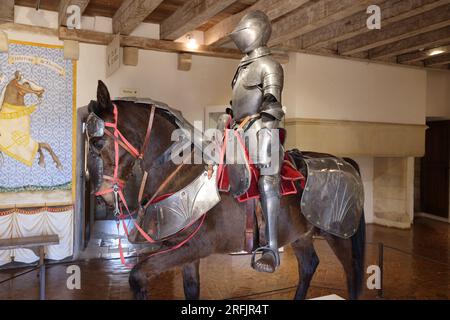 Cavalier à cheval en armure dans le Musée de la guerre au Moyen Âge du château fort de Castelnaud, Dordogne, Périgord, Nouvelle Aquitaine, Frankreich, Eur Stockfoto