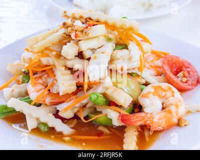 Thailändisches Essen, Tam Yod Ma Prao Kung, ein Gericht ähnlich wie Som Tam, süß, sauer und würzig, wo die unreife Papaya durch Kokosnussprossen und s ersetzt wurde Stockfoto