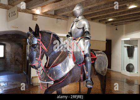 Cavalier à cheval en armure dans le Musée de la guerre au Moyen Âge du château fort de Castelnaud, Dordogne, Périgord, Nouvelle Aquitaine, Frankreich, Eur Stockfoto