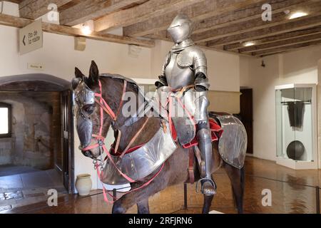 Cavalier à cheval en armure dans le Musée de la guerre au Moyen Âge du château fort de Castelnaud, Dordogne, Périgord, Nouvelle Aquitaine, Frankreich, Eur Stockfoto