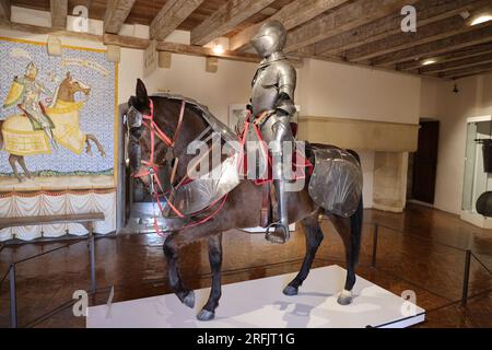 Cavalier à cheval en armure dans le Musée de la guerre au Moyen Âge du château fort de Castelnaud, Dordogne, Périgord, Nouvelle Aquitaine, Frankreich, Eur Stockfoto