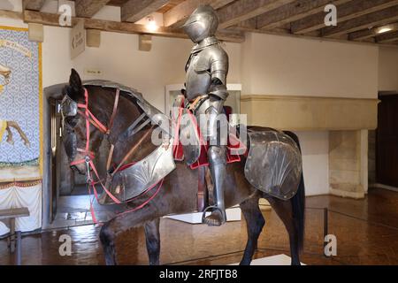 Cavalier à cheval en armure dans le Musée de la guerre au Moyen Âge du château fort de Castelnaud, Dordogne, Périgord, Nouvelle Aquitaine, Frankreich, Eur Stockfoto