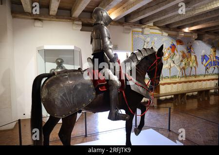 Cavalier à cheval en armure dans le Musée de la guerre au Moyen Âge du château fort de Castelnaud, Dordogne, Périgord, Nouvelle Aquitaine, Frankreich, Eur Stockfoto