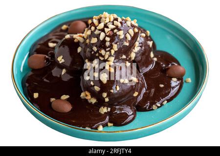 Profiterole-Kuchen. Backwaren. Profiterole-Kuchen isoliert auf weißem Hintergrund. Nahaufnahme Stockfoto