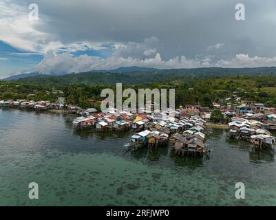 Fischerdorf mit Holzhäusern auf dem Wasser, mit Fischerbooten. Zamboanga. Philippinen, Mindanao. Stockfoto