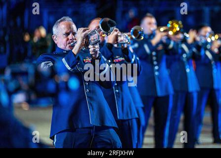 Die United States Air Force Band auf der Esplanade von Edinburgh Castle bei der diesjährigen Royal Edinburgh Military Tattoo. Foto: Donnerstag, 3. August 2023. Stockfoto