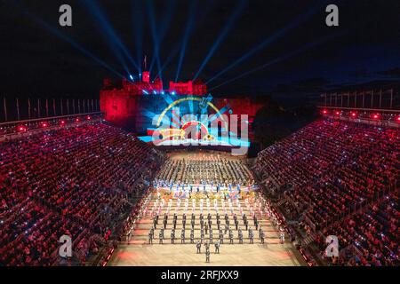 Darsteller der Esplanade von Edinburgh Castle auf der diesjährigen Royal Edinburgh Military Tattoo. Foto: Donnerstag, 3. August 2023. Stockfoto