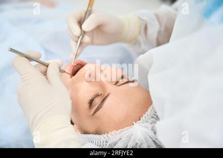 Frau in einer Klinik bei einem Zahnarzttermin Stockfoto