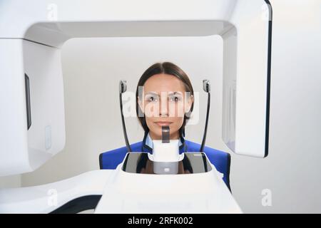 Der Patient wird vor der Zahnextraktion 3D Scanverfahren unterzogen Stockfoto