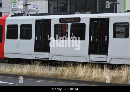 Köln, Deutschland. 30. Juli 2023. Öffentliche Verkehrsmittel Straßenbahn KVB Kölner Verkehrsbetriebe Credit: Horst Galuschka/dpa/Alamy Live News Stockfoto
