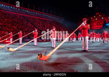 Die Schweizer Streitkräfte-Zentralband an der Esplanade von Edinburgh Castle auf der diesjährigen Royal Edinburgh Military Tattoo. Foto: Donnerstag, 3. August 2023. Stockfoto