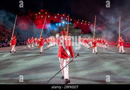 Die Schweizer Streitkräfte-Zentralband an der Esplanade von Edinburgh Castle auf der diesjährigen Royal Edinburgh Military Tattoo. Foto: Donnerstag, 3. August 2023. Stockfoto