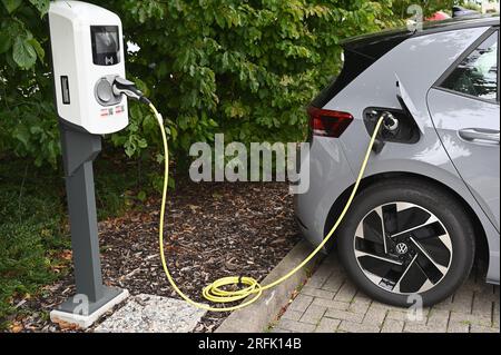 Köln, Deutschland. 27. Juli 2023. Ein Elektroauto an einer Ladestation auf einem Parkplatz aufgeladen wird, Ladekabel im Ladestecker Ladestation Schnellladestation Ladestation Ladestation für Elektroauto Elektromobilität Elektroauto Ladestecker Ladekabel Kfz-Stecker Strom Kfz-Stromsäule Elektrizität Kfz-Stromsäule Ladestation Elektrizität Mobilitätstechnologie Ladekabel Stromnetz Kredit: Horst Galuschka/dpa/Alamy Live News Stockfoto
