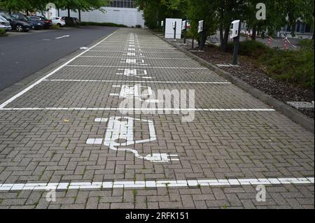 Köln, Deutschland. 27. Juli 2023. Parkplatz mit Piktogramm-Ladestation für Elektroautos Schnellladestation Schnellladestation Ladestation für Elektroautos Elektrofahrzeugmobilität Elektroautos Aufladen von Elektrizität Kfz Elektrizitätssäule Elektrizitätsladestation Elektromobilitätstechnologie Aufladen Stromnetz Hier dürfen nur Autos stehen Zeitpunkt des Ladevorgangs Gutschrift: Horst Galuschka/dpa/Alamy Live News Stockfoto