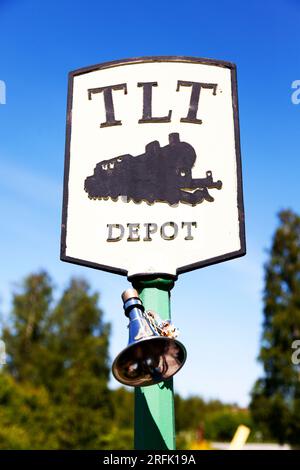 Altes Eisenbahnschild mit dem Text Depot TLT Stockfoto