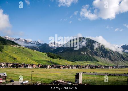 Livigno Village Ski und Bikepark Tal in Valtellina, Lombardei, Italien Luftblick Drohne Panoramablick. Stockfoto