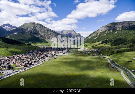 Livigno Village Ski und Bikepark Tal in Valtellina, Lombardei, Italien Luftblick Drohne Panoramablick. Stockfoto