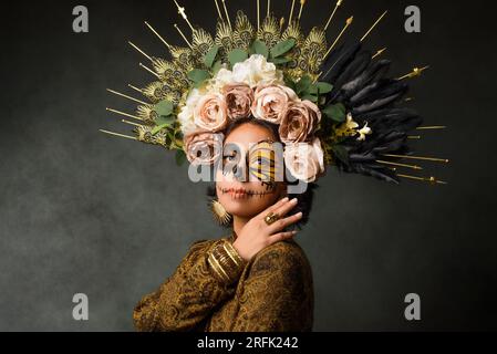 Porträt einer Frau mit Sugar-Schädel-Make-up. Der Tag der Toten und halloween-Figur mit dunklem Hintergrund. Stockfoto