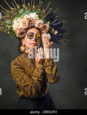 Porträt einer Frau mit Sugar-Schädel-Make-up. Der Tag der Toten und halloween-Figur mit dunklem Hintergrund. Stockfoto