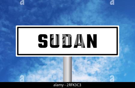 Sudanesisches Straßenschild auf blauem Himmelshintergrund Stockfoto