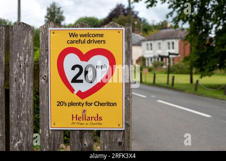 Ein hellgelbes Schild informiert die Fahrer, dass 20 km/h durch ländliche Dörfer reichen. August 2023 Stockfoto