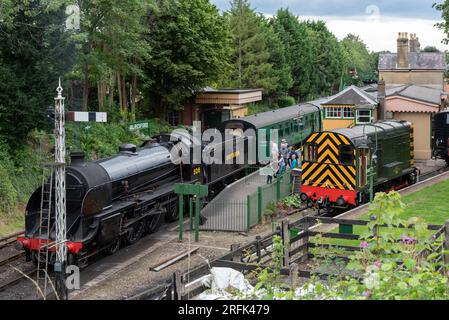 Die Dampfeisenbahn bereitet sich auf die Abfahrt vom Bahnhof Alresford vor und bringt die Passagiere entlang der Watercress Line in Hampshire, England. August 2023 Stockfoto