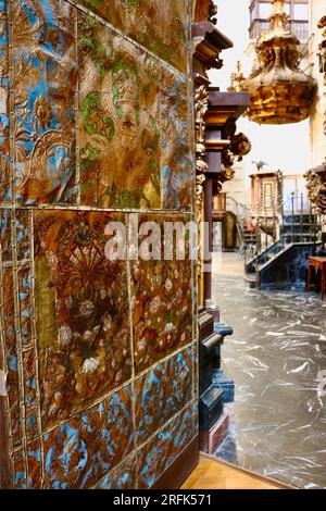 Gemalte Hauttür zwischen der Vorder- und Rückseite des Altars in der Kirche St. Martin im Kloster San Martiño Pinario Santiago de Compostela Galicien Spanien Stockfoto