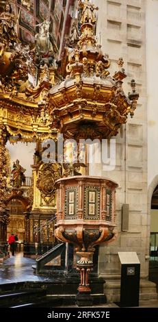 Hoch dekorierte, kunstvoll geschnitzte Kanzel aus Holz im Kloster San Martiño Pinario Santiago de Compostela Galicien Spanien Stockfoto