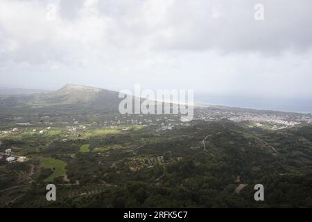 Blick auf Ialyssos vom Klosterberg Filerimos. Mittelmeer und Berge in Rhodos, Griechenland. Rhodos Berge im Frühling Stockfoto