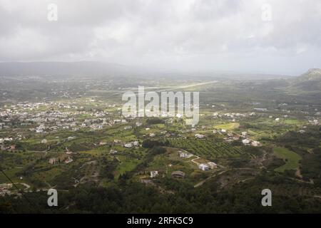 Blick auf Ialyssos vom Klosterberg Filerimos. Mittelmeer und Berge in Rhodos, Griechenland. Rhodos Berge im Frühling Stockfoto