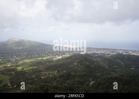 Blick auf Ialyssos vom Klosterberg Filerimos. Mittelmeer und Berge in Rhodos, Griechenland. Rhodos Berge im Frühling Stockfoto