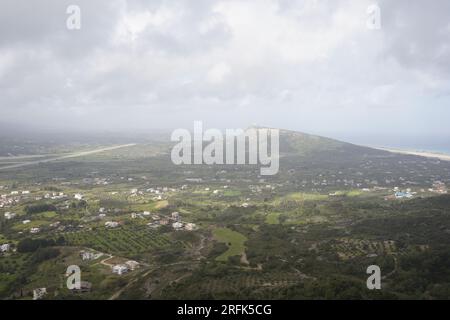 Blick auf Ialyssos vom Klosterberg Filerimos. Mittelmeer und Berge in Rhodos, Griechenland. Rhodos Berge im Frühling Stockfoto