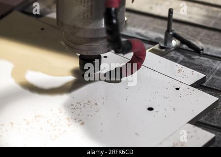 CNC-Fräsmaschine Nahaufnahme mit selektivem Weichzeichner. Schaftfräser verarbeiten ein Detail Stockfoto